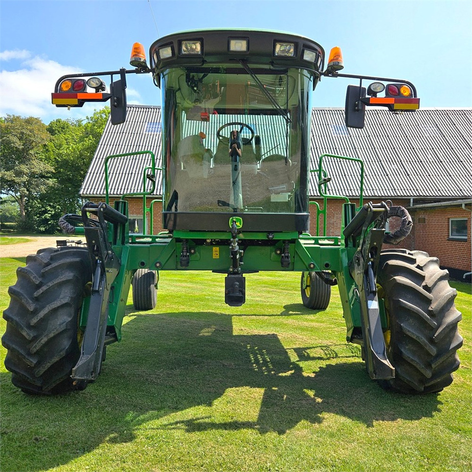 John Deere W150 - Betakarító gép: 4 kép. John Deere W150 - Betakarító gép: 4 kép.