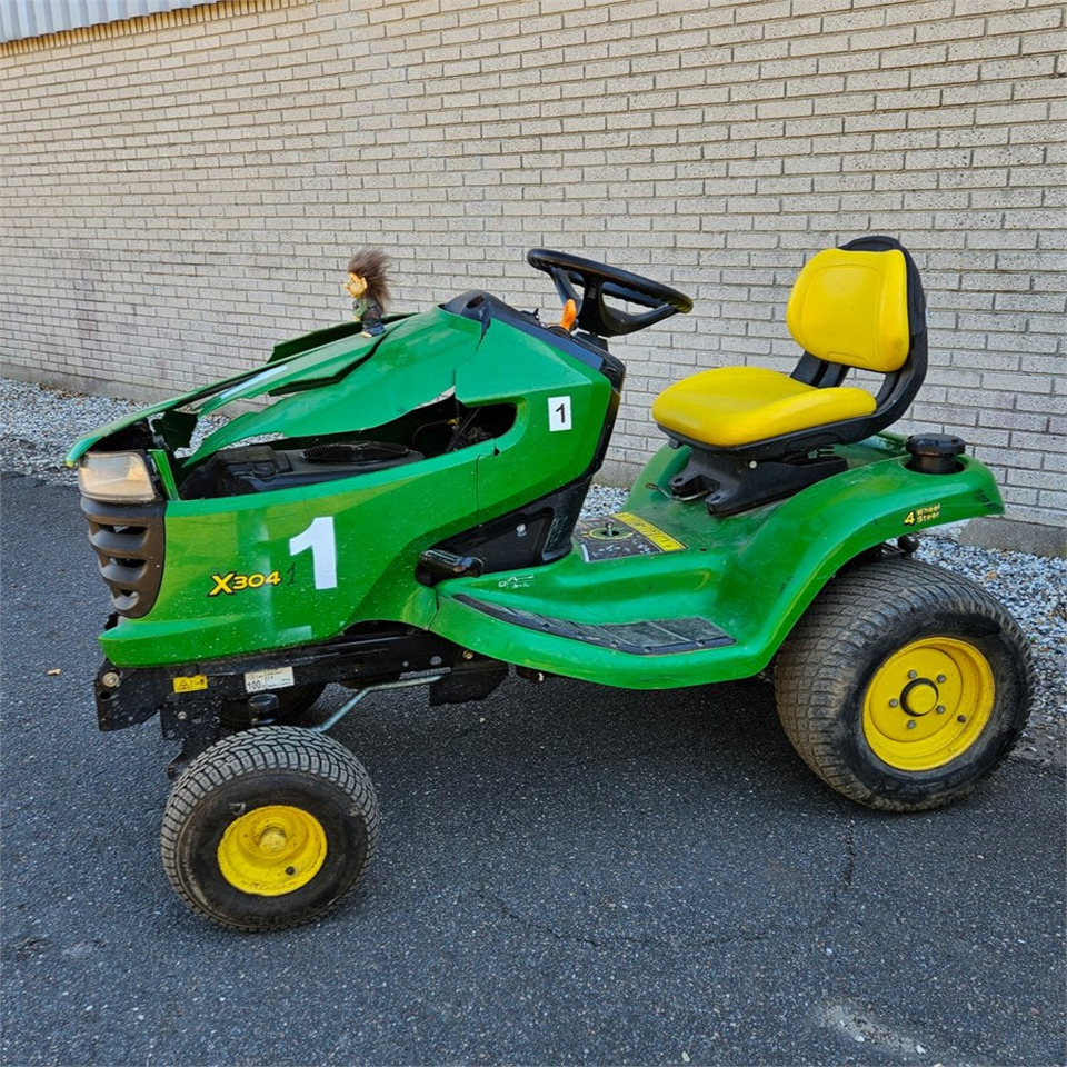 John Deere X304 - Kerti fűkasza: 1 kép. John Deere X304 - Kerti fűkasza: 1 kép.