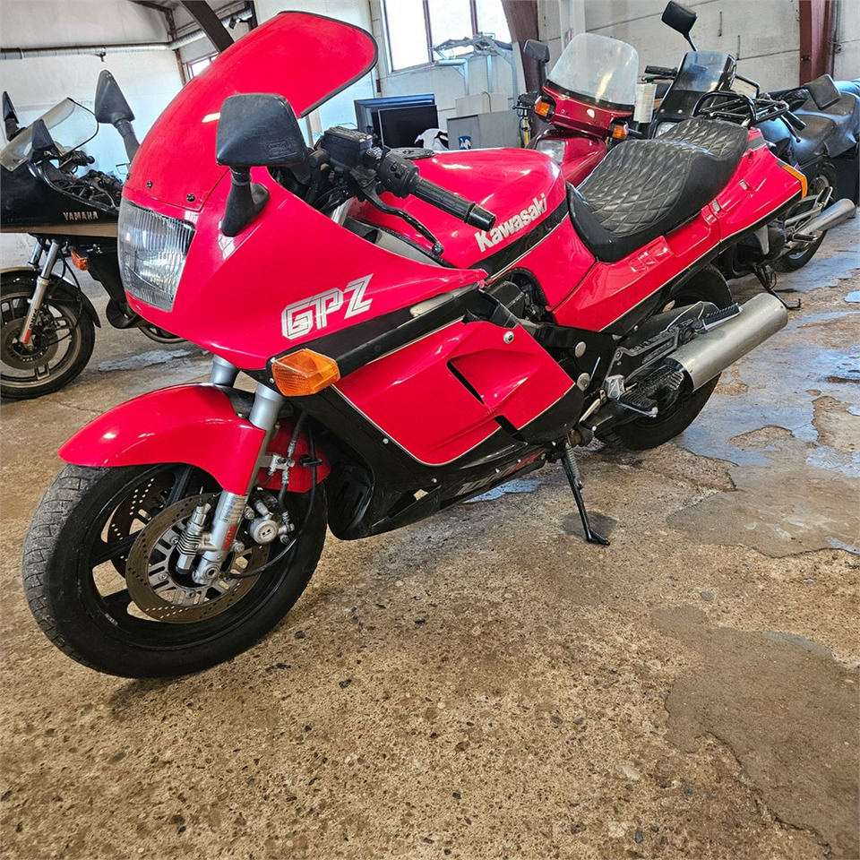 Kawasaki GPZ 1000 RX - Motorkerékpár: 1 kép. Kawasaki GPZ 1000 RX - Motorkerékpár: 1 kép.