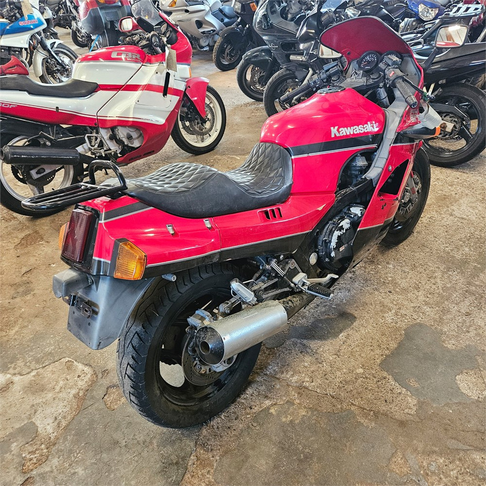 Kawasaki GPZ 1000 RX - Motorkerékpár: 5 kép. Kawasaki GPZ 1000 RX - Motorkerékpár: 5 kép.