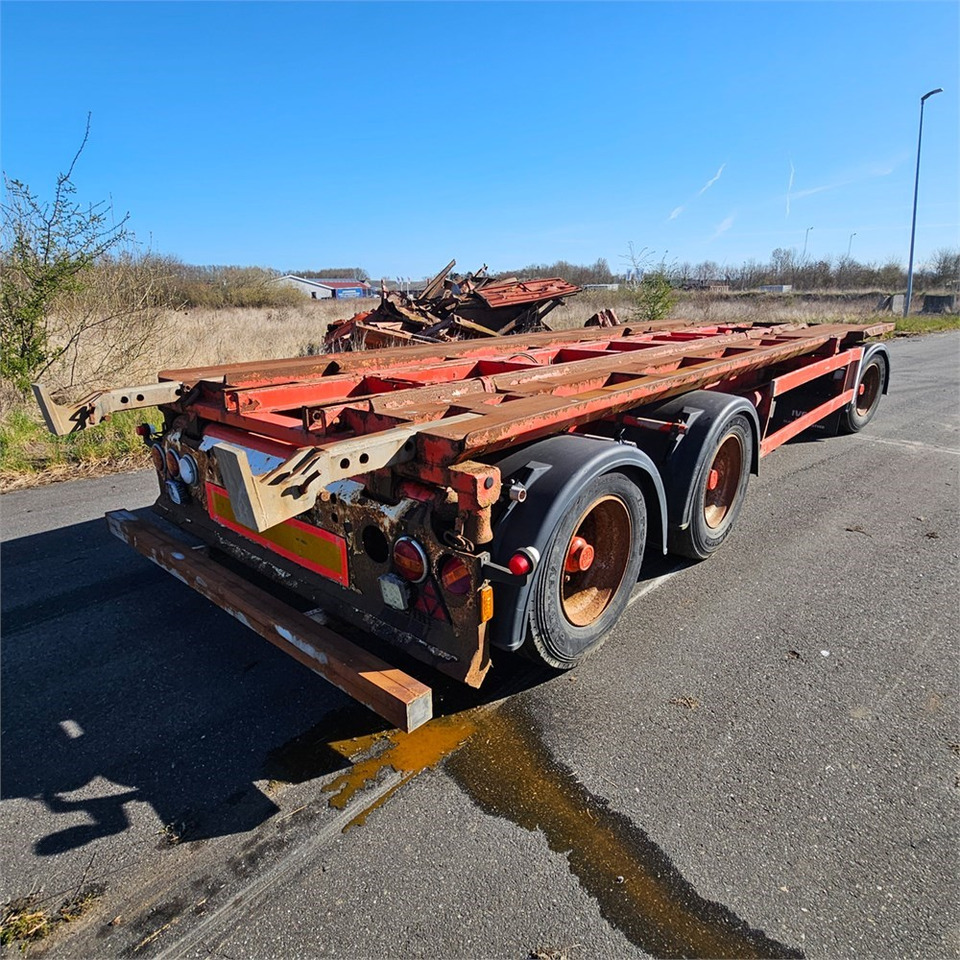 Kel-Berg T45k-2 - Multiliftes/ Konténerszállító pótkocsi: 3 kép. Kel-Berg T45k-2 - Multiliftes/ Konténerszállító pótkocsi: 3 kép.