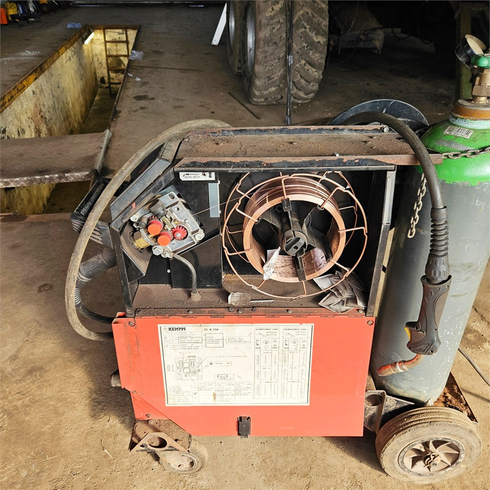 Kemppi Kempmat 2500 Svejserværk - Hegesztőberendezés: 4 kép. Kemppi Kempmat 2500 Svejserværk - Hegesztőberendezés: 4 kép.
