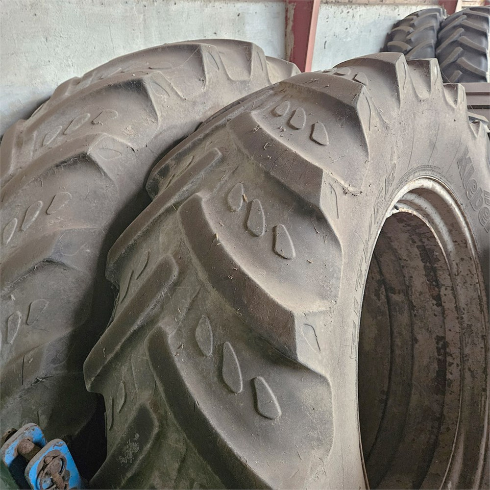 Kleber 520/70 R38 - Traktor: 1 kép. Kleber 520/70 R38 - Traktor: 1 kép.