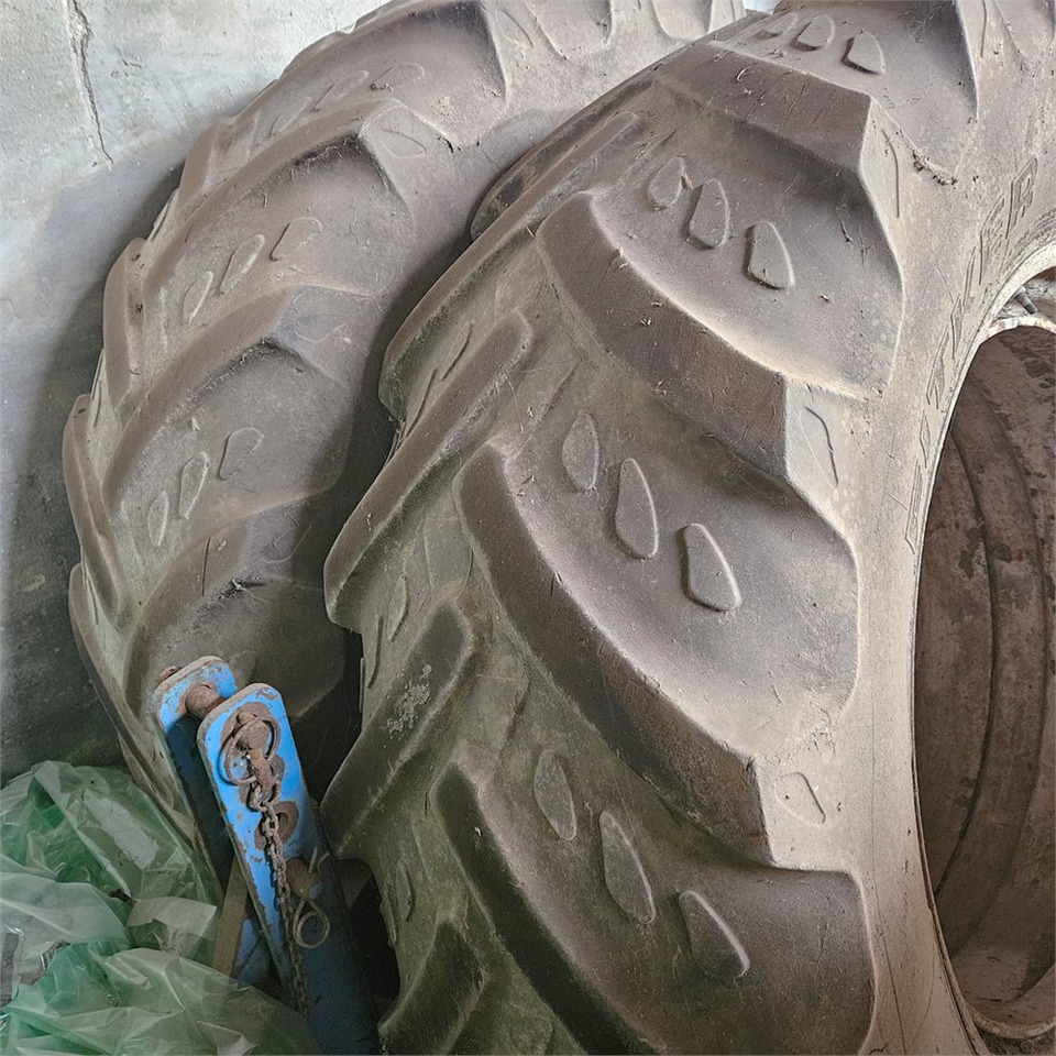 Kleber 520/70 R38 - Traktor: 2 kép. Kleber 520/70 R38 - Traktor: 2 kép.