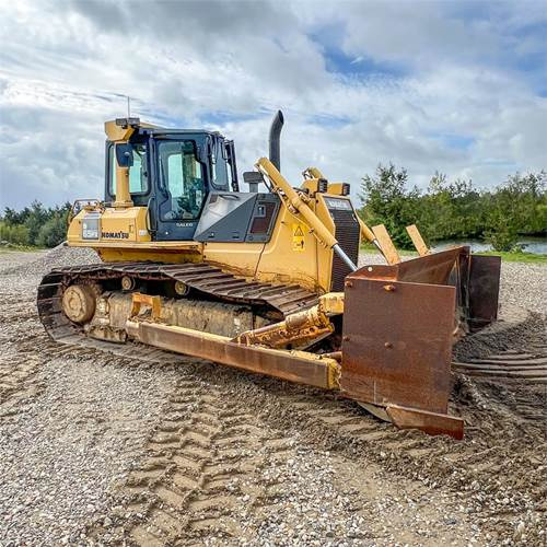 Komatsu D65 PX-15 EO - Buldózer: 1 kép. Komatsu D65 PX-15 EO - Buldózer: 1 kép.