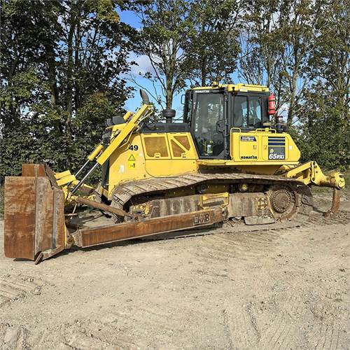 Komatsu D65 PXI-18 - Buldózer: 1 kép. Komatsu D65 PXI-18 - Buldózer: 1 kép.