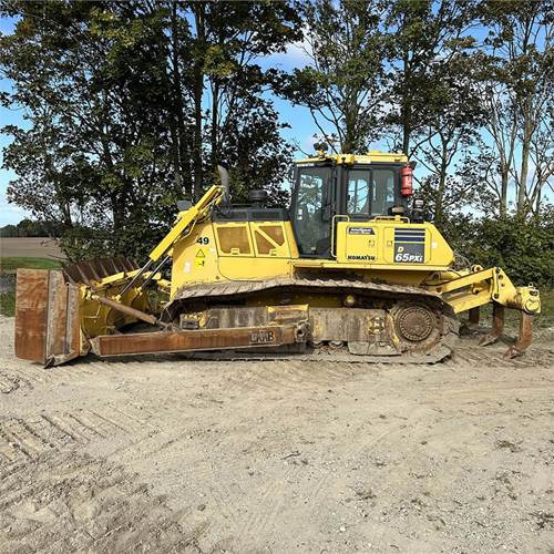 Komatsu D65 PXI-18 - Buldózer: 3 kép. Komatsu D65 PXI-18 - Buldózer: 3 kép.