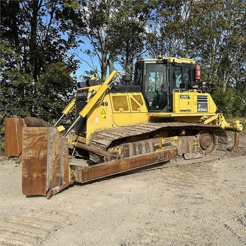 Komatsu D65 PXI-18 - Buldózer: 2 kép. Komatsu D65 PXI-18 - Buldózer: 2 kép.