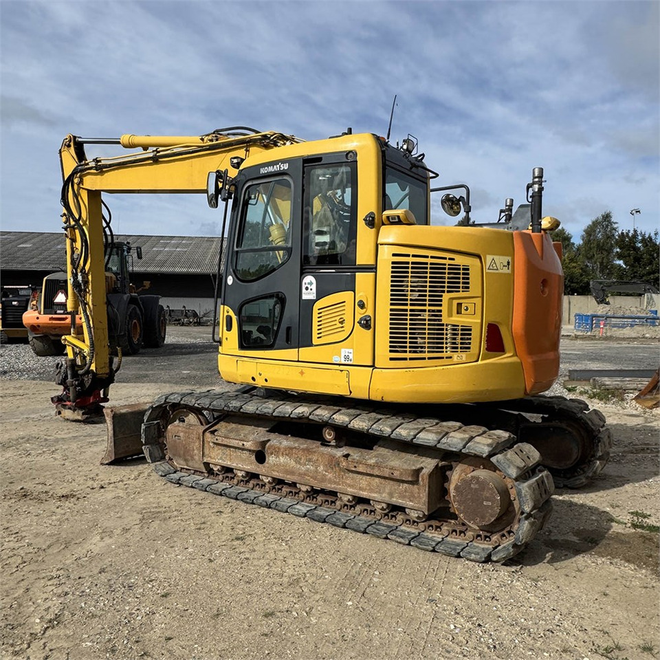 Komatsu PC138US - Lánctalpas kotró: 2 kép. Komatsu PC138US - Lánctalpas kotró: 2 kép.