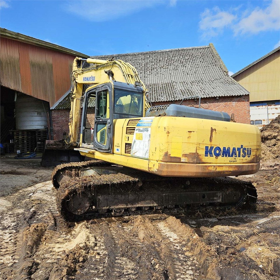Komatsu PC240LC-8 - Lánctalpas kotró: 2 kép. Komatsu PC240LC-8 - Lánctalpas kotró: 2 kép.