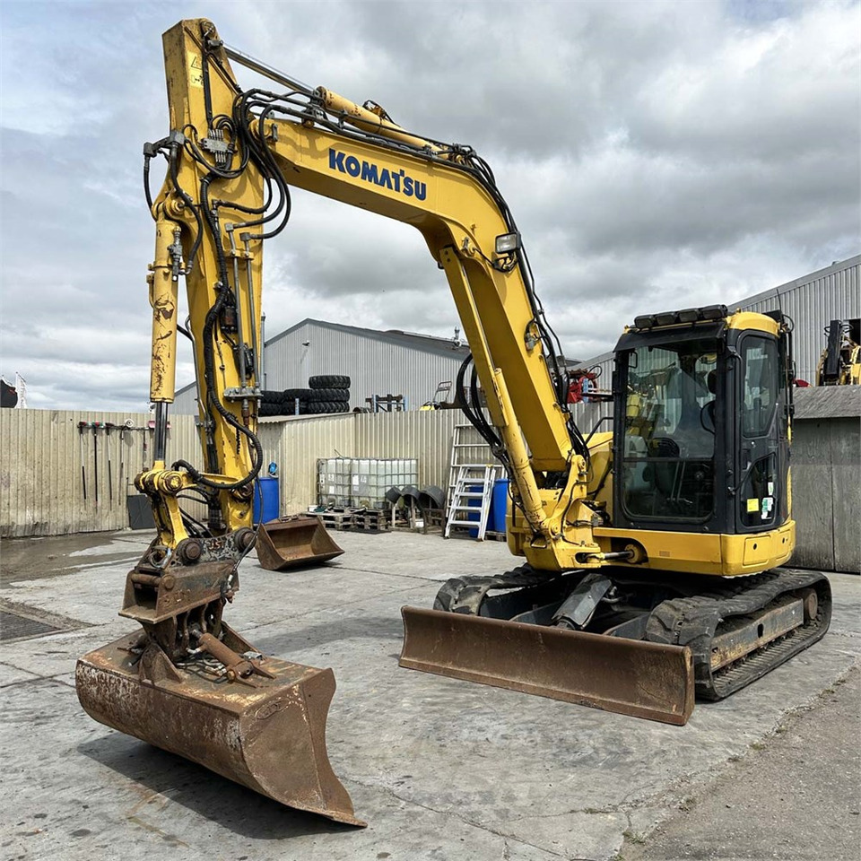 Komatsu PC88MR-8 - Minikotró: 4 kép. Komatsu PC88MR-8 - Minikotró: 4 kép.