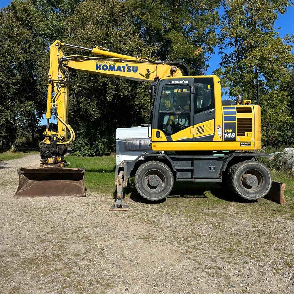 Komatsu PW148-11 - Gumikerekes kotró: 2 kép. Komatsu PW148-11 - Gumikerekes kotró: 2 kép.
