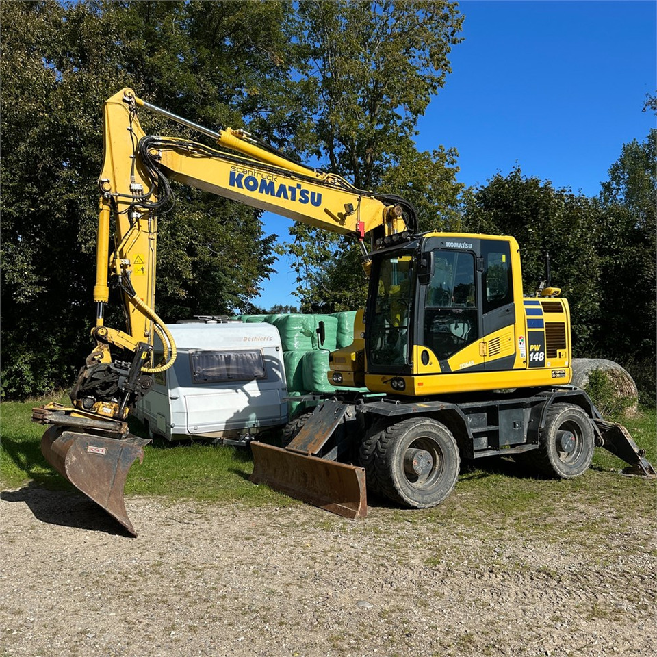 Komatsu PW148-11 - Gumikerekes kotró: 3 kép. Komatsu PW148-11 - Gumikerekes kotró: 3 kép.