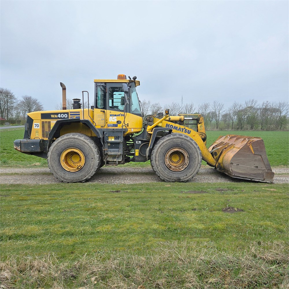 Komatsu WA400 - 5 H - Gumikerekes homlokrakodó: 1 kép. Komatsu WA400 - 5 H - Gumikerekes homlokrakodó: 1 kép.