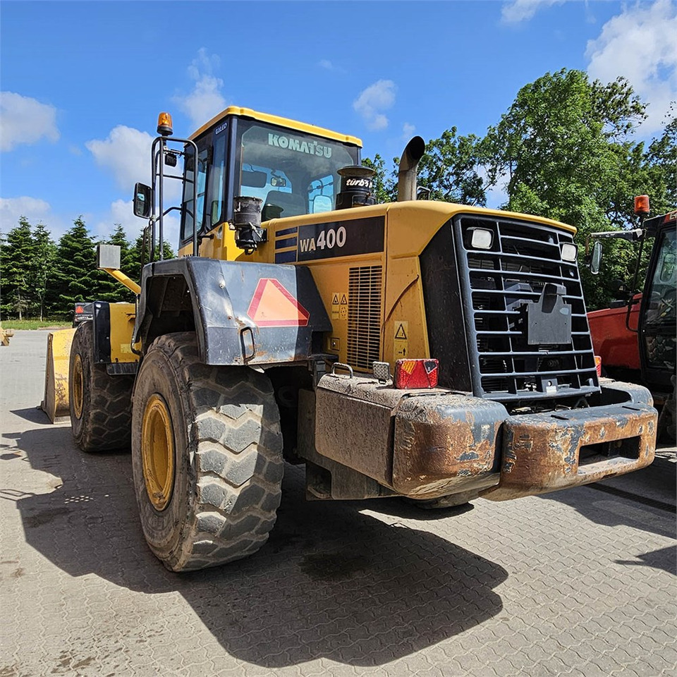 Komatsu WA400 - 5H - Gumikerekes homlokrakodó: 4 kép. Komatsu WA400 - 5H - Gumikerekes homlokrakodó: 4 kép.