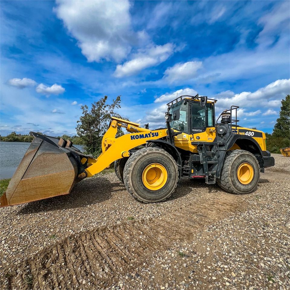 Komatsu WA480-8 - Gumikerekes homlokrakodó: 2 kép. Komatsu WA480-8 - Gumikerekes homlokrakodó: 2 kép.