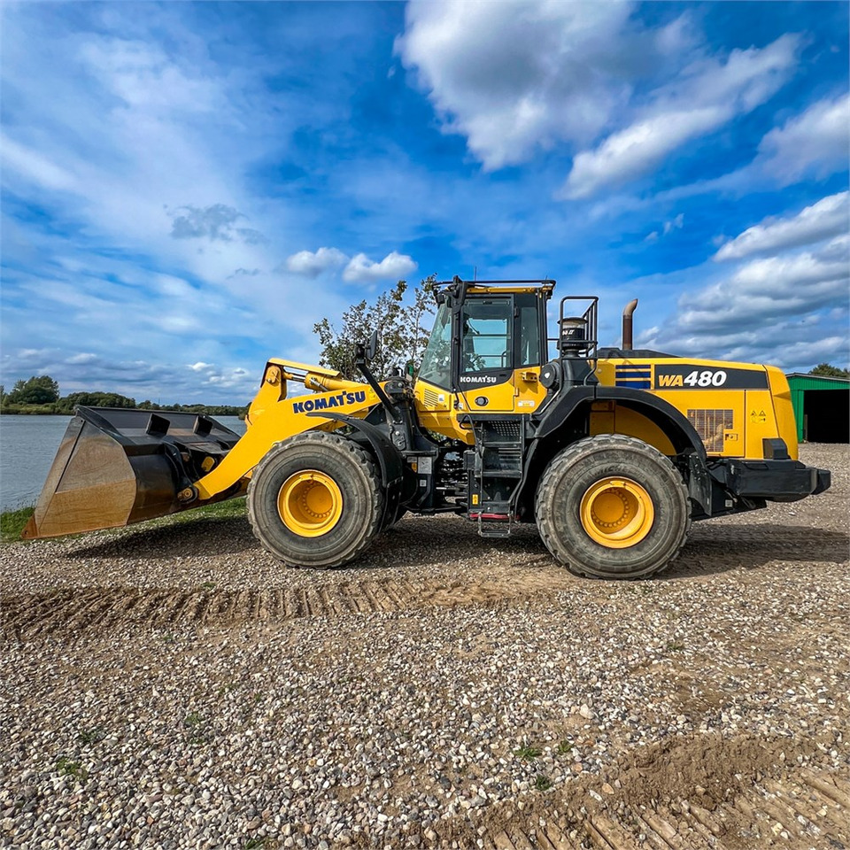 Komatsu WA480-8 - Gumikerekes homlokrakodó: 3 kép. Komatsu WA480-8 - Gumikerekes homlokrakodó: 3 kép.
