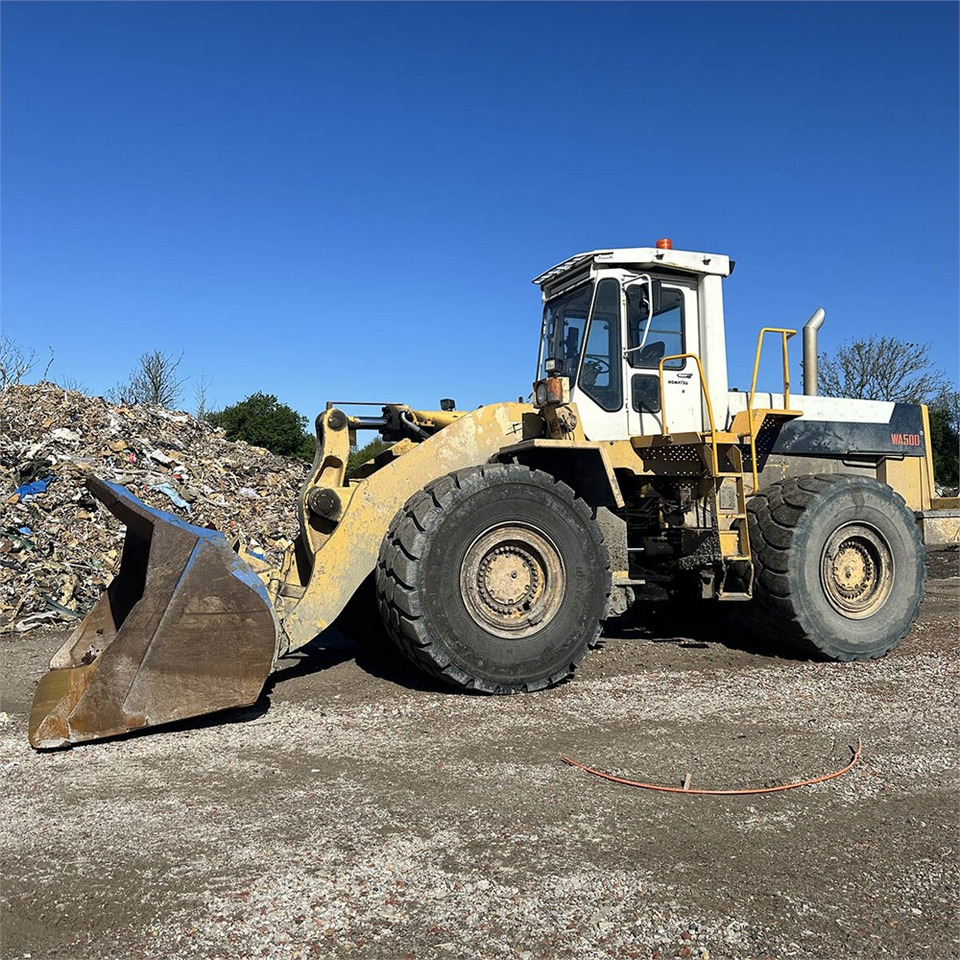 Komatsu WA500-1 - Gumikerekes homlokrakodó: 1 kép. Komatsu WA500-1 - Gumikerekes homlokrakodó: 1 kép.