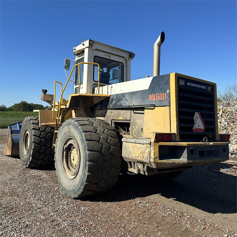 Komatsu WA500-1 - Gumikerekes homlokrakodó: 4 kép. Komatsu WA500-1 - Gumikerekes homlokrakodó: 4 kép.