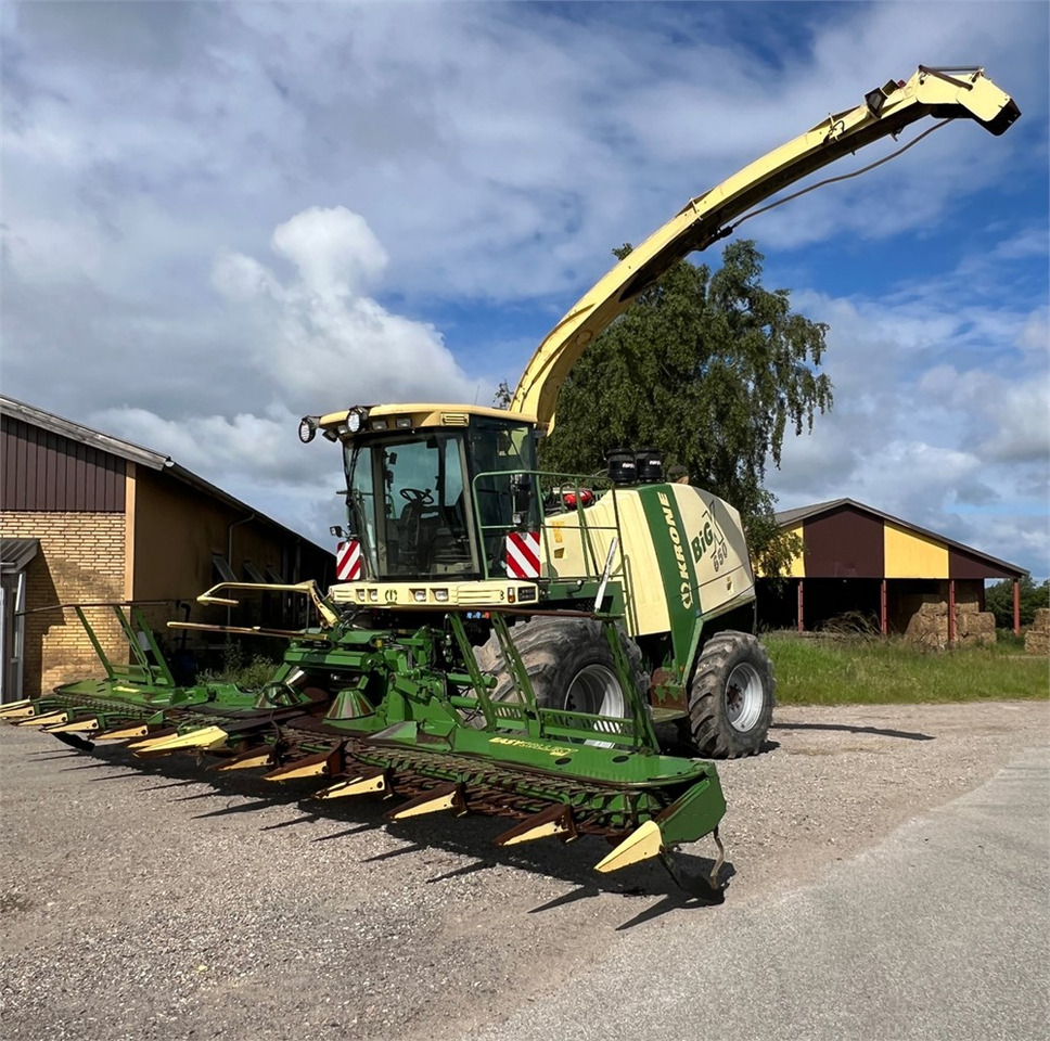 Krone BIG X 650 - Önjáró szecskázógép: 2 kép. Krone BIG X 650 - Önjáró szecskázógép: 2 kép.