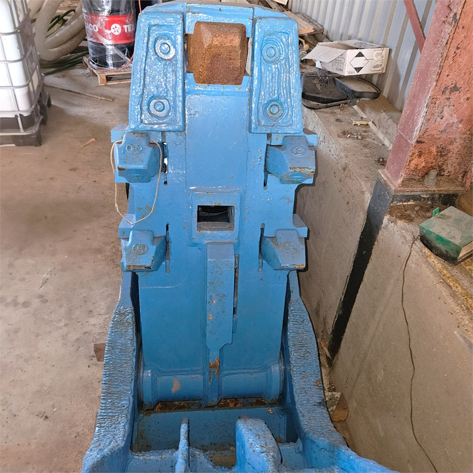 Krupp CP2300 - Roppantó olló - Építőipari gépek: 4 kép. Krupp CP2300 - Roppantó olló - Építőipari gépek: 4 kép.