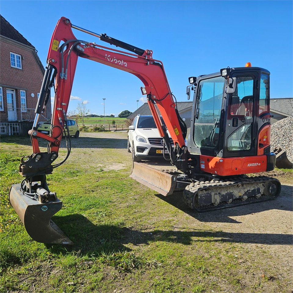 Kubota KX037-4 - Minikotró: 3 kép. Kubota KX037-4 - Minikotró: 3 kép.
