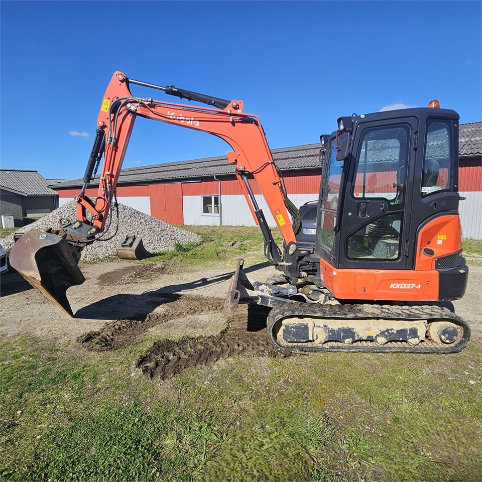 Kubota KX037-4 - Minikotró: 1 kép. Kubota KX037-4 - Minikotró: 1 kép.