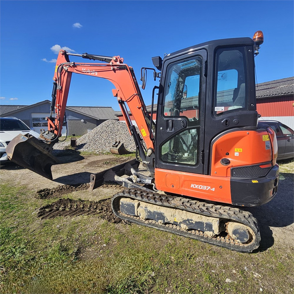 Kubota KX037-4 - Minikotró: 2 kép. Kubota KX037-4 - Minikotró: 2 kép.