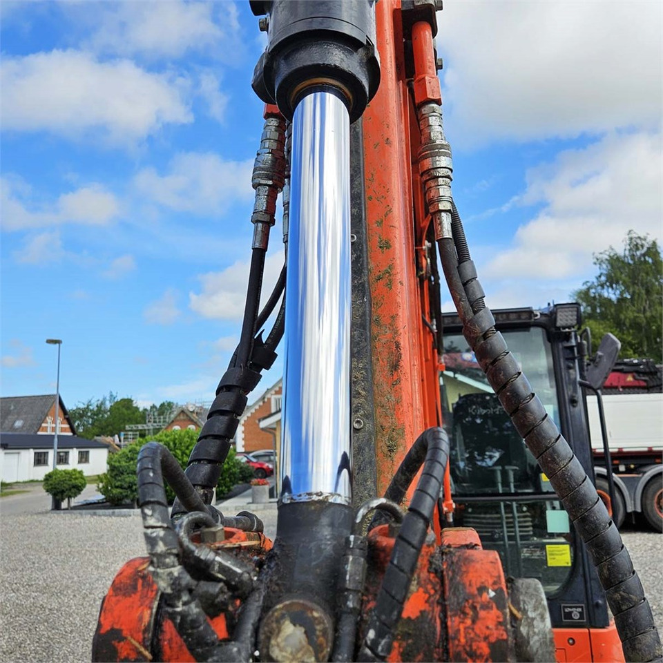 Minikotró Kubota KX057-4: 26 kép. Minikotró Kubota KX057-4: 26 kép.