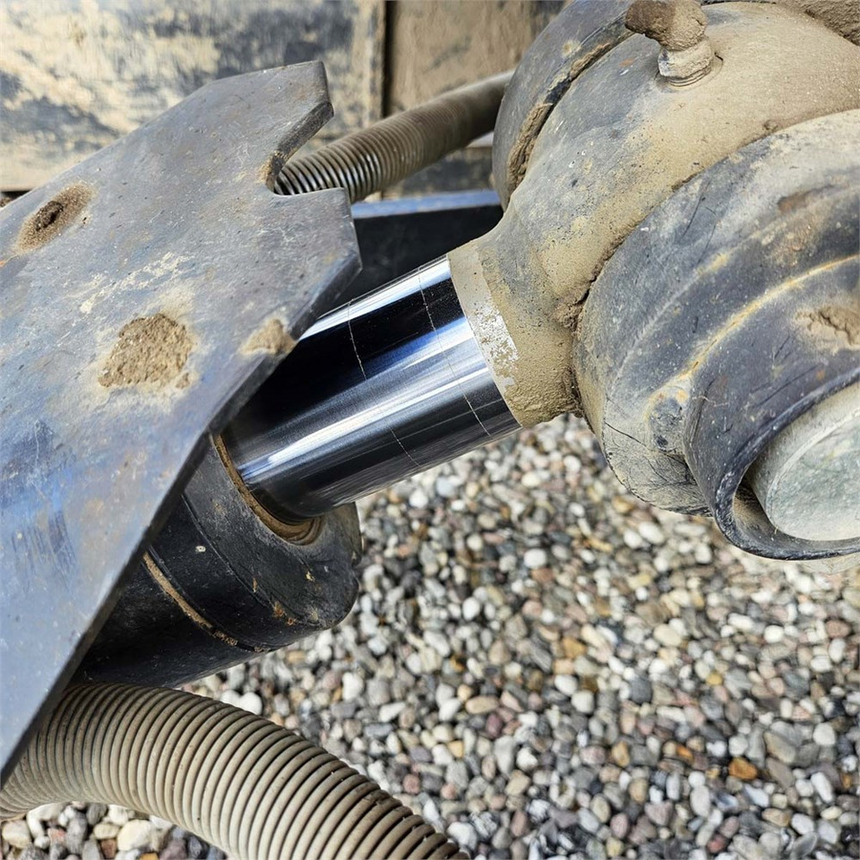 Minikotró Kubota KX057-4: 33 kép. Minikotró Kubota KX057-4: 33 kép.