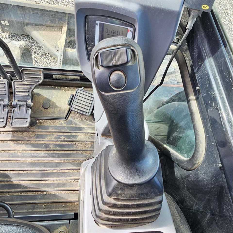 Minikotró Kubota KX057-4: 11 kép. Minikotró Kubota KX057-4: 11 kép.