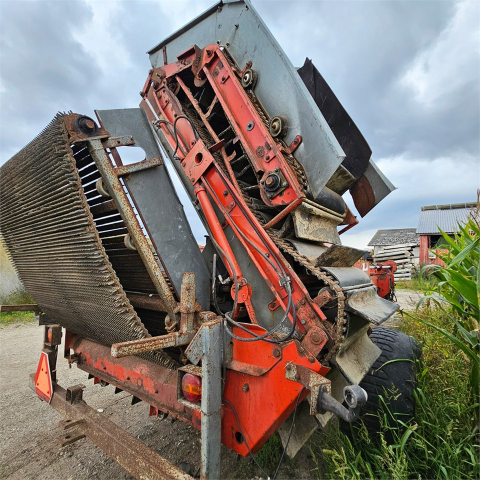 Kverneland UN 2200 - Burgonyakombájn: 4 kép. Kverneland UN 2200 - Burgonyakombájn: 4 kép.