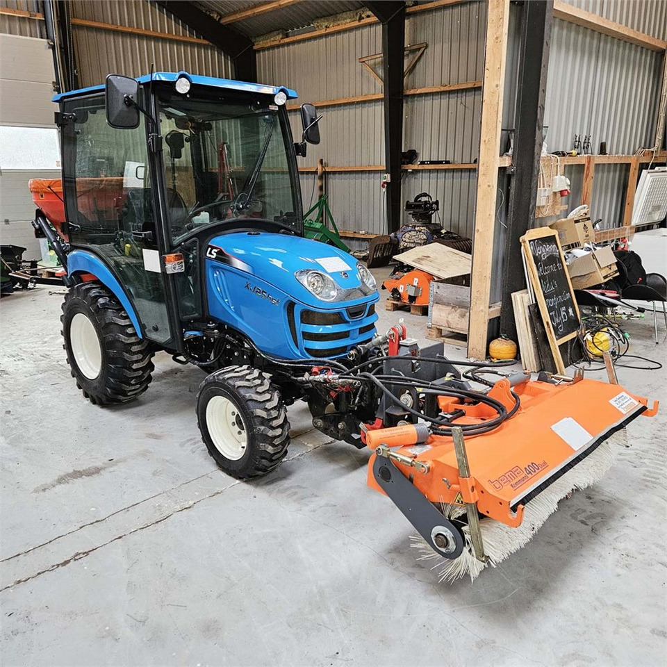 LS Mtron XJ25HST - Kommunális traktor: 1 kép. LS Mtron XJ25HST - Kommunális traktor: 1 kép.
