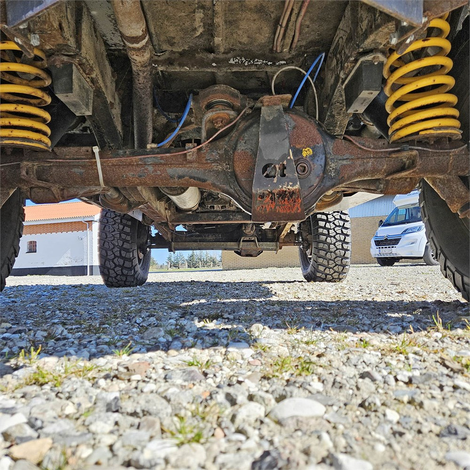 Terepjáró/ SUV Land Rover Defender 90: 40 kép. Terepjáró/ SUV Land Rover Defender 90: 40 kép.