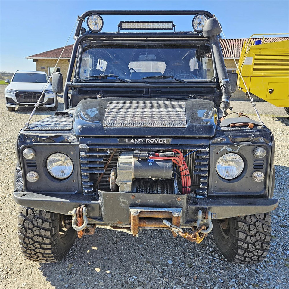 Terepjáró/ SUV Land Rover Defender 90: 8 kép. Terepjáró/ SUV Land Rover Defender 90: 8 kép.