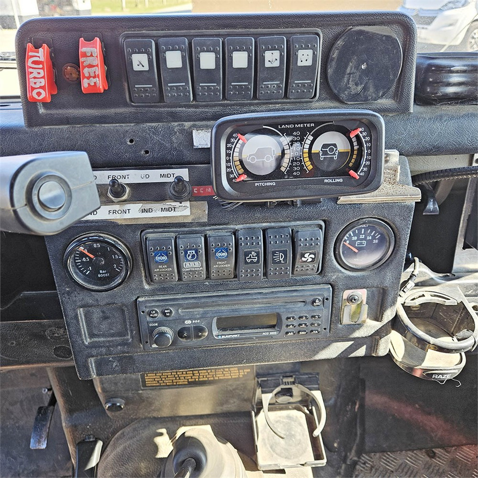 Terepjáró/ SUV Land Rover Defender 90: 13 kép. Terepjáró/ SUV Land Rover Defender 90: 13 kép.