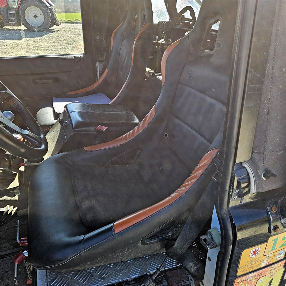 Terepjáró/ SUV Land Rover Defender 90: 10 kép. Terepjáró/ SUV Land Rover Defender 90: 10 kép.