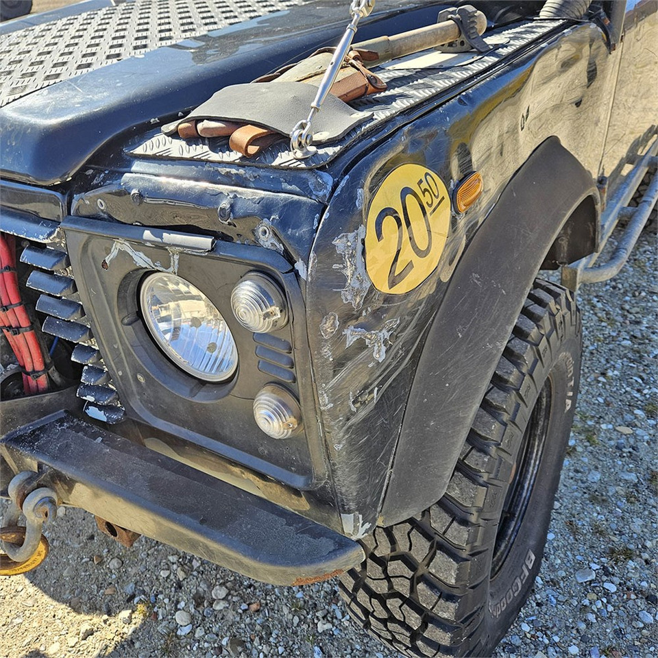 Terepjáró/ SUV Land Rover Defender 90: 24 kép. Terepjáró/ SUV Land Rover Defender 90: 24 kép.