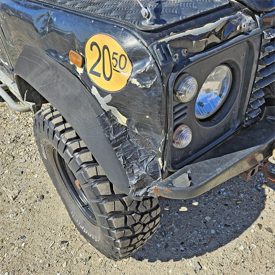 Terepjáró/ SUV Land Rover Defender 90: 41 kép. Terepjáró/ SUV Land Rover Defender 90: 41 kép.