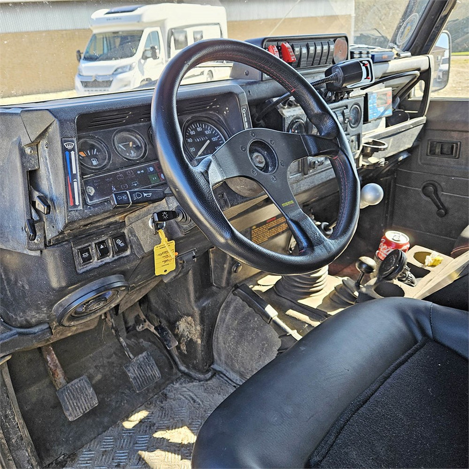 Terepjáró/ SUV Land Rover Defender 90: 11 kép. Terepjáró/ SUV Land Rover Defender 90: 11 kép.