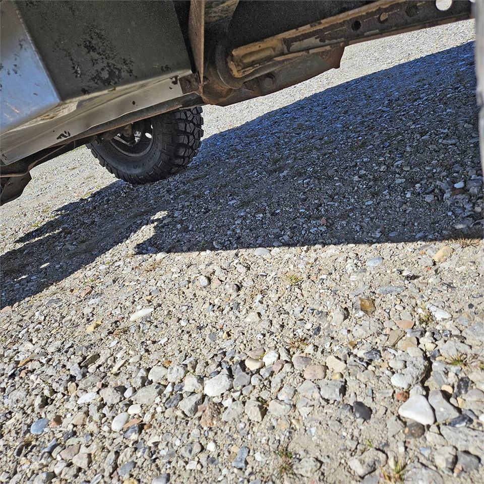 Terepjáró/ SUV Land Rover Defender 90: 35 kép. Terepjáró/ SUV Land Rover Defender 90: 35 kép.