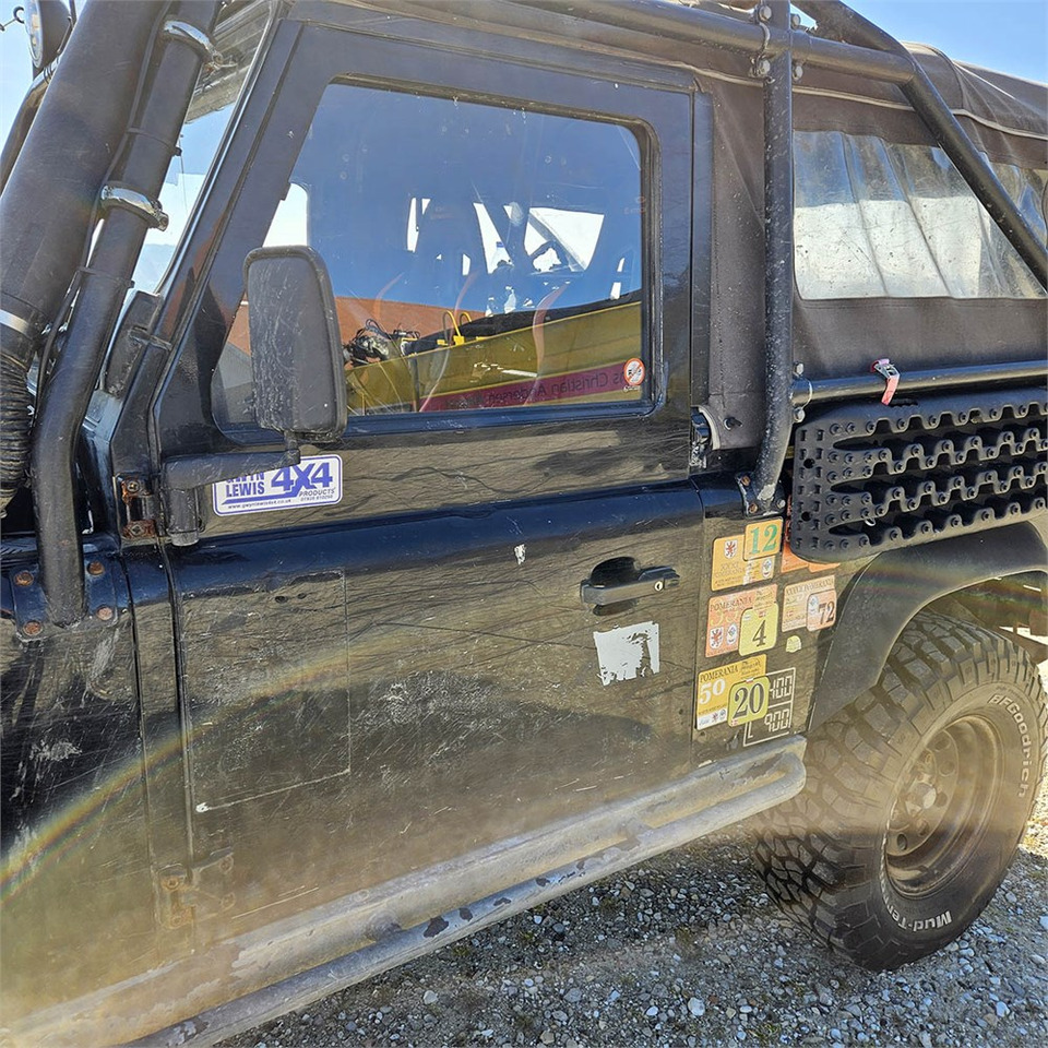 Terepjáró/ SUV Land Rover Defender 90: 9 kép. Terepjáró/ SUV Land Rover Defender 90: 9 kép.