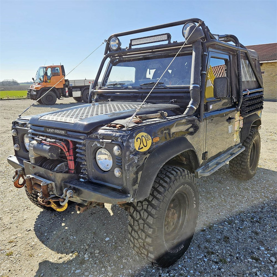 Terepjáró/ SUV Land Rover Defender 90: 7 kép. Terepjáró/ SUV Land Rover Defender 90: 7 kép.