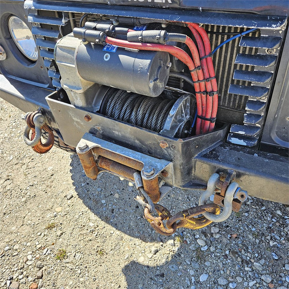 Terepjáró/ SUV Land Rover Defender 90: 25 kép. Terepjáró/ SUV Land Rover Defender 90: 25 kép.