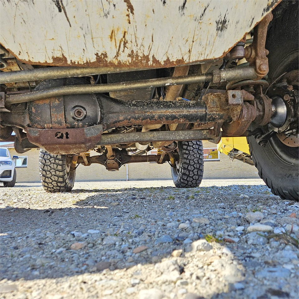 Terepjáró/ SUV Land Rover Defender 90: 39 kép. Terepjáró/ SUV Land Rover Defender 90: 39 kép.