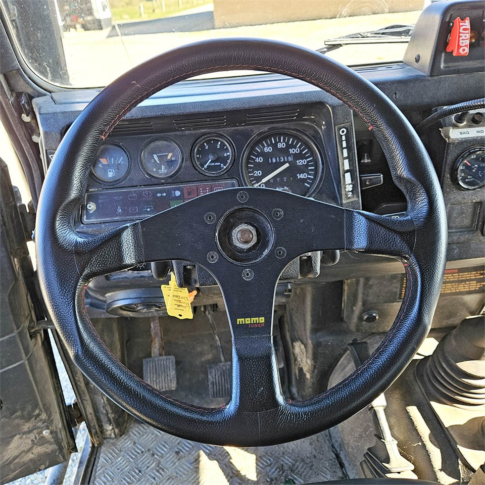 Terepjáró/ SUV Land Rover Defender 90: 21 kép. Terepjáró/ SUV Land Rover Defender 90: 21 kép.