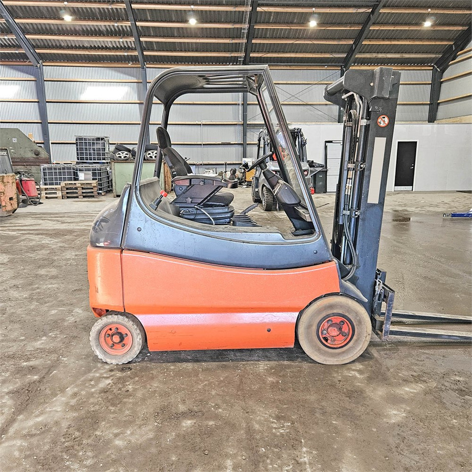 Linde AG E25 EL truck - Villás targonca: 5 kép. Linde AG E25 EL truck - Villás targonca: 5 kép.