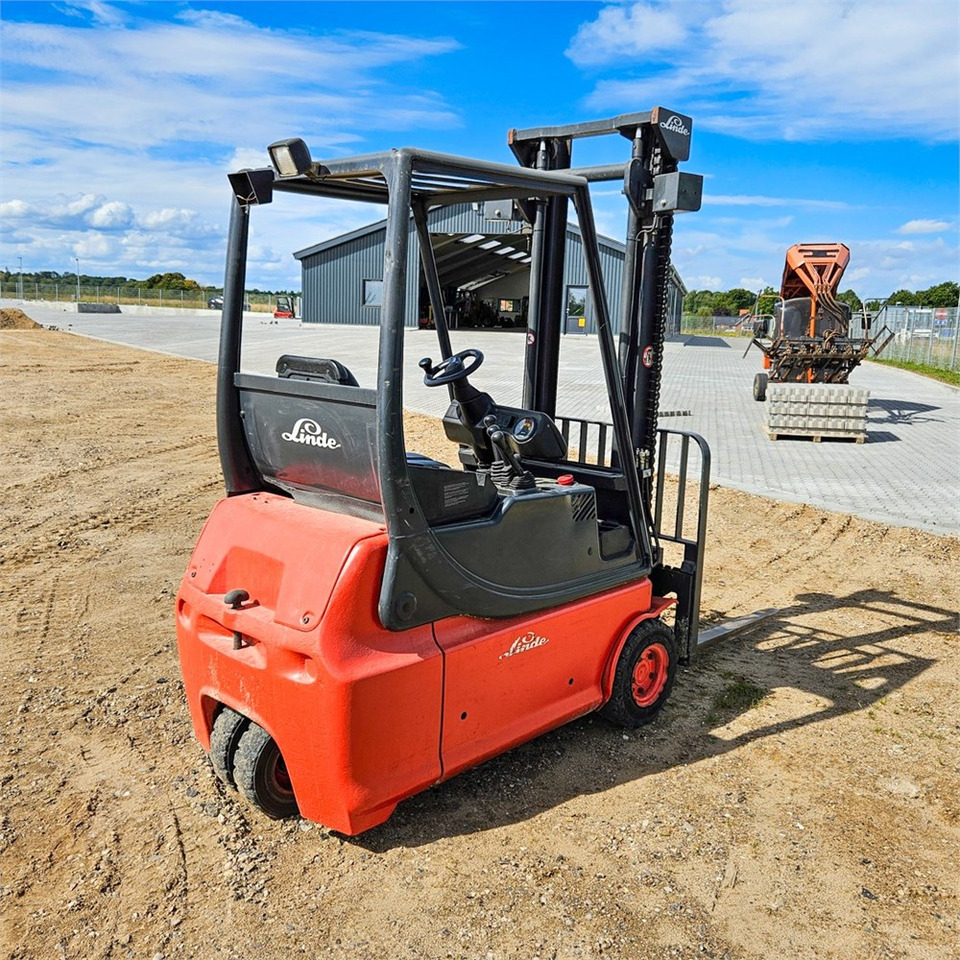 Linde E16 - Villás targonca: 5 kép. Linde E16 - Villás targonca: 5 kép.