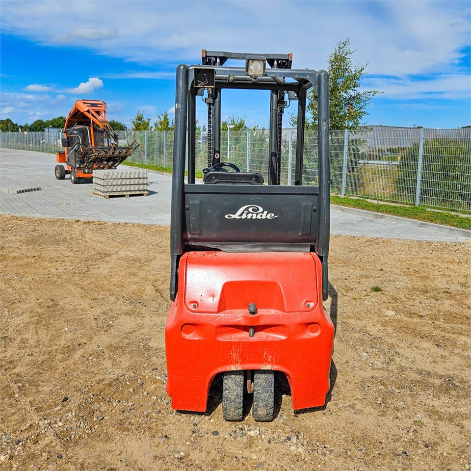 Linde E16 - Villás targonca: 4 kép. Linde E16 - Villás targonca: 4 kép.