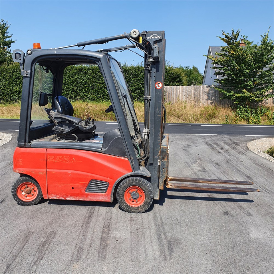 Linde H16 P-01 - Villás targonca: 2 kép. Linde H16 P-01 - Villás targonca: 2 kép.